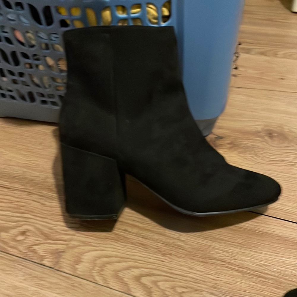 NWOB. Bar III suede boots.